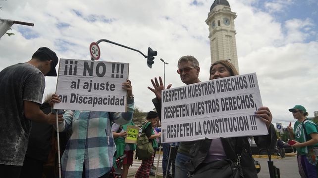 La protesta contra la quita del befenicio para personas con discapacidad se realizó en la Terminal.