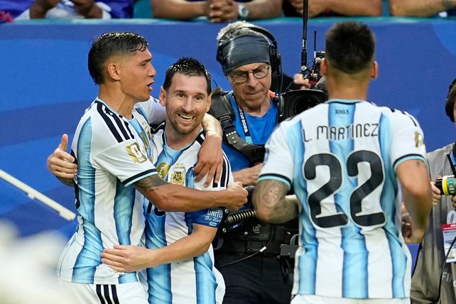 Messi ya abrió el partido y festeja un nuevo triunfo de la selección argentina junto a Nahuel Molina y a Lautaro Martínez.
