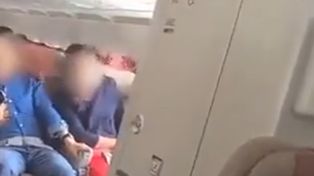 Video: un pasajero abrió la puerta de un avión en vuelo y hubo nueve personas heridas