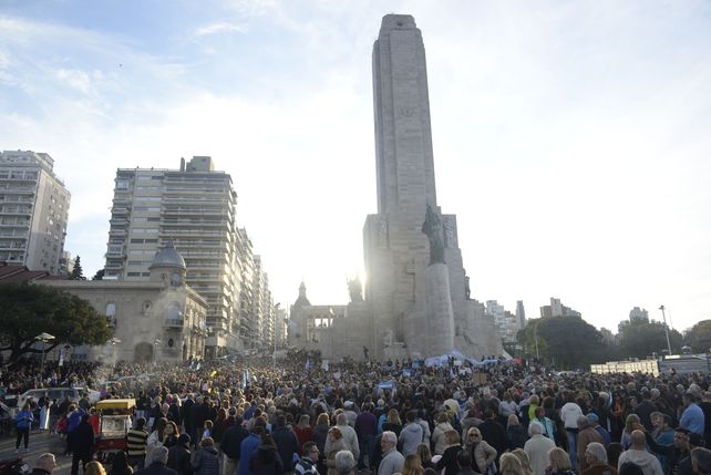 Masiva concentración en el Monumento en apoyo a la gestión de Macri