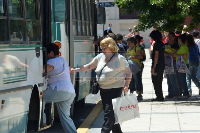 Dieron a conocer las frecuencias de los colectivos para el fin de ...