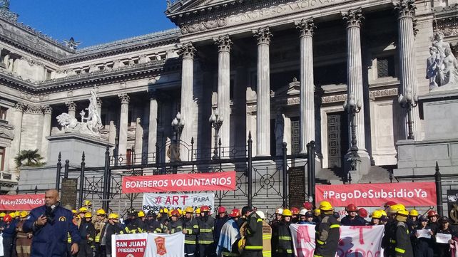 Bomberos voluntarios de todo el país abrazan el Congreso contra el ajuste y el desfinanciamiento