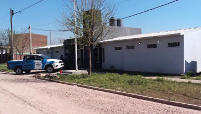 El frente de la Comisaría 6ª de Roque Sáenz Peña.