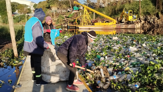 Operarios de la Municipalidad limpiaron la desembocadura del arroyo Ludueña durante la mañana del sábado.