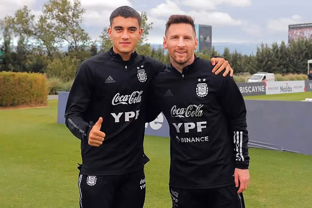 Facundo Buonanotte y Lionel Messi
