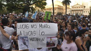 Familiares y amigos de Lucas González, junto a miles de personas que portaban banderas argentinas, participaron de una manifestación en reclamo de Justicia frente a Tribunales