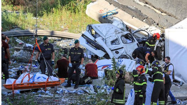 Las imágenes del dramático rescate tras el derrumbe del puente en Génova