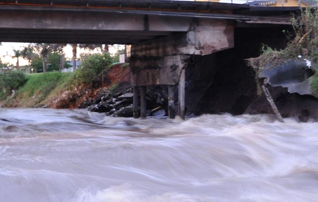 La estructura del puente sobre el arroyo San Lorenzo a la altura de la avenida San Martín está en pésimas condiciones producto del azote de las aguas por la crecida de la última semana.