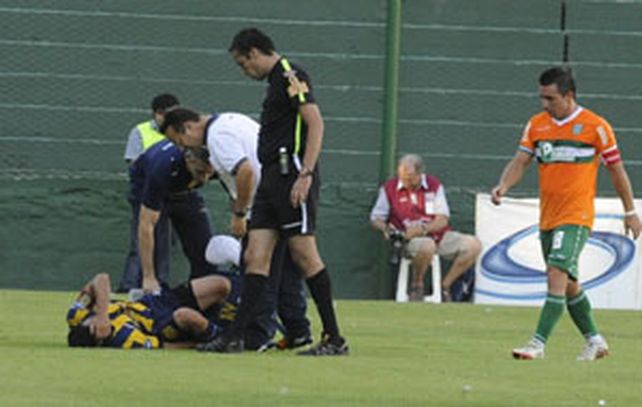 El doctor Colella atiende a Ferrari segundos después de haber sufrido la grave lesión. (Foto: G. de los Ríos)