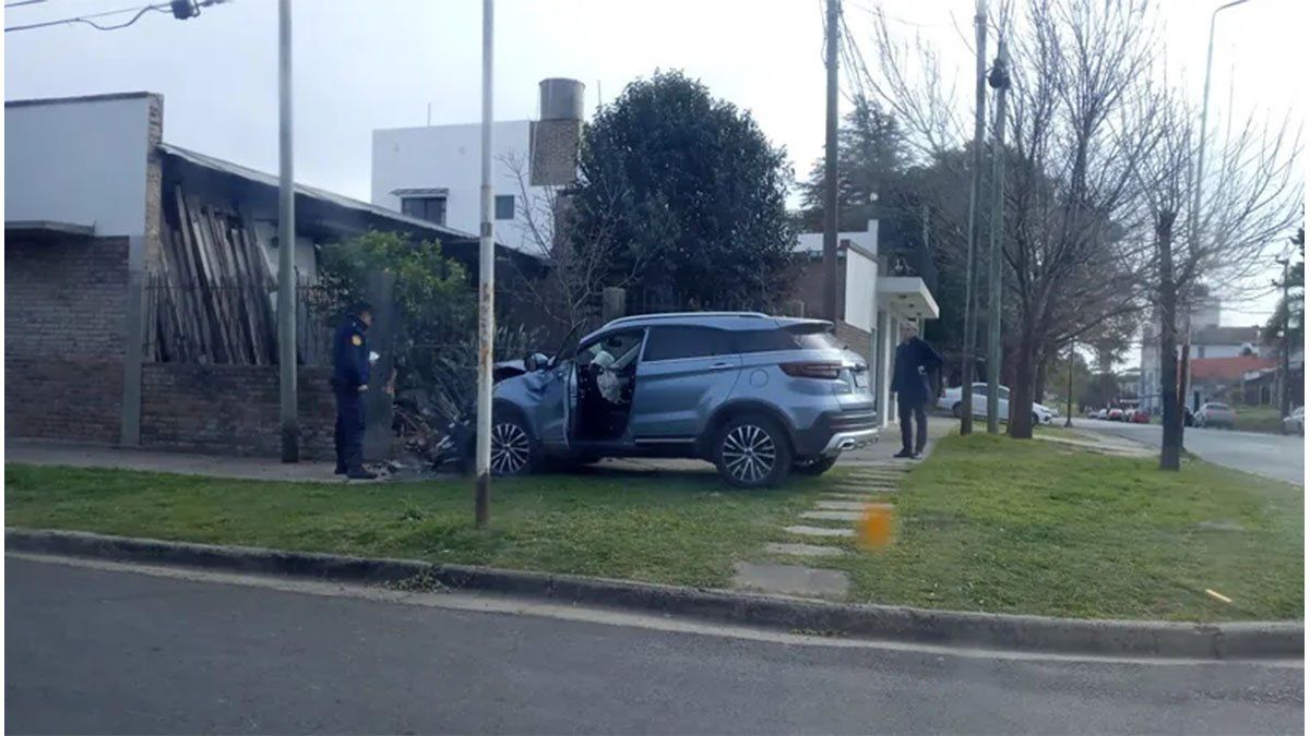 Camioneta se incrustó contra una casa en Paraná: la salud del conductor