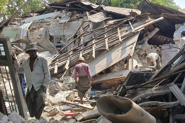 Myanmar aumentó a 2.700 la cifra de muertos en el terremoto