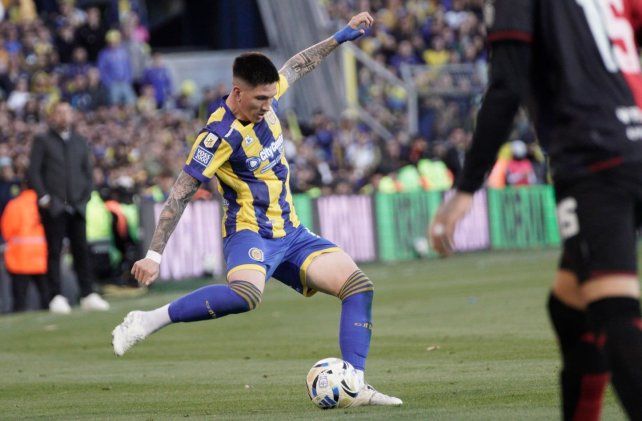 Franco Ibarra controla el balón en el ultimo clásico