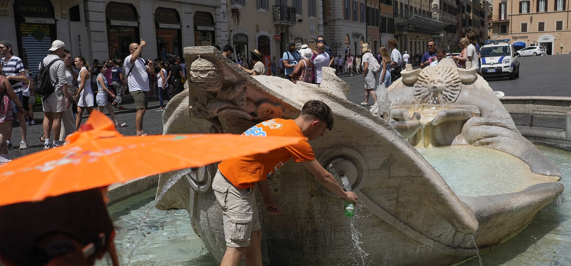 Un hombre llena su botella en la fuente Barcaccia en Roma, el martes 18 de julio de 2023. Los turistas acuden a la ciudad eterna mientras las temperaturas abrasadoras se apoderan del centro de Italia con Roma en la parte superior de la lista de alerta roja como una de las ciudades más calurosas del país. . (Foto AP/Gregorio Borgia)