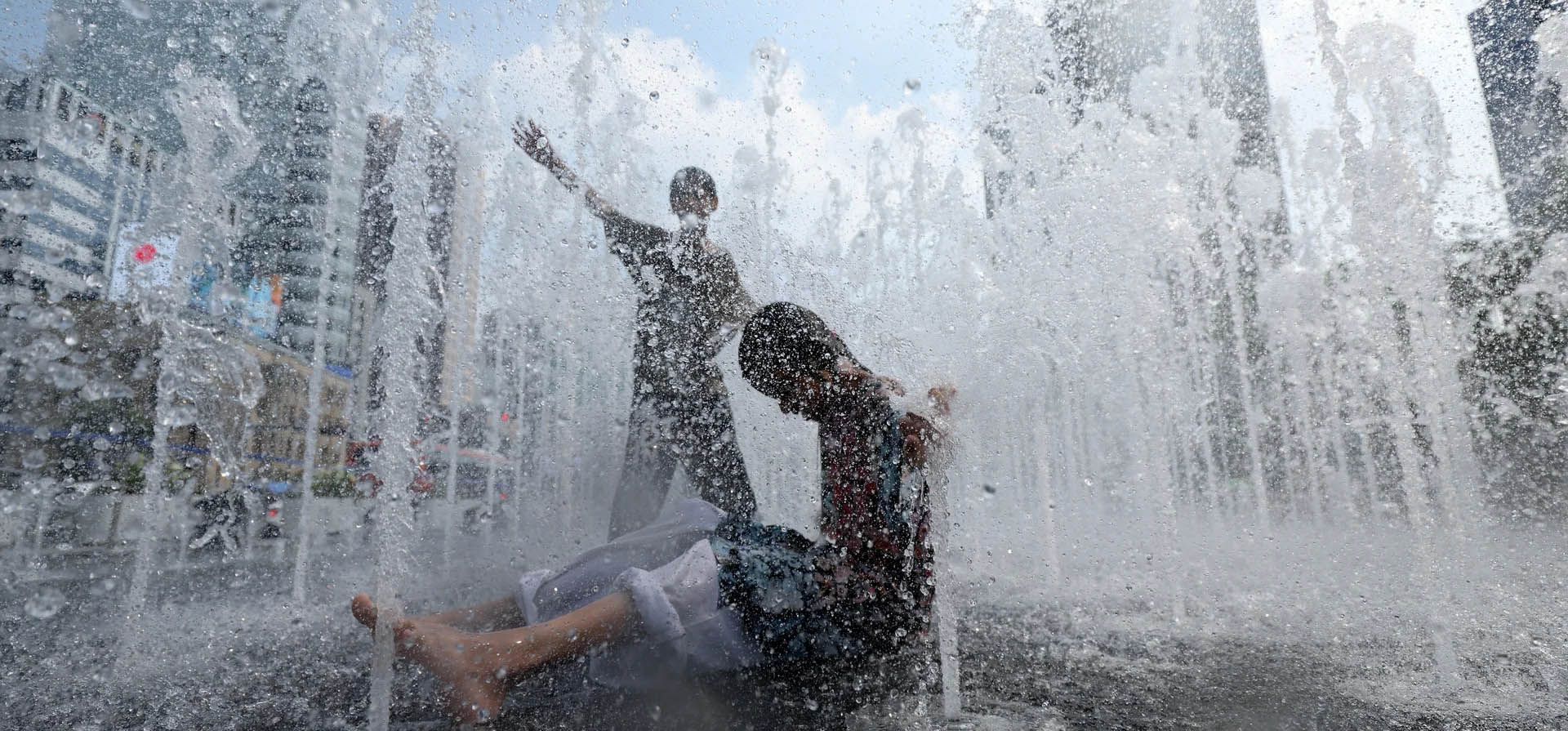 Los niños intentan mantenerse frescos en una fuente. La península ha sido cubierta por una doble capa de alta presión que ha empujado la temperatura a 37 °, Seúl, Corea del Sur. Fotografía: Chung Sung-jun/Getty Images Los niños intentan mantenerse frescos en una fuente. La península ha sido cubierta por una doble capa de alta presión que ha empujado la temperatura a 37 °, Seúl, Corea del Sur. Fotografía: Chung Sung-jun/Getty Images