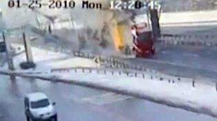 El acoplado de un cami&oacute;n destruy&oacute; un puente peatonal en Estambul