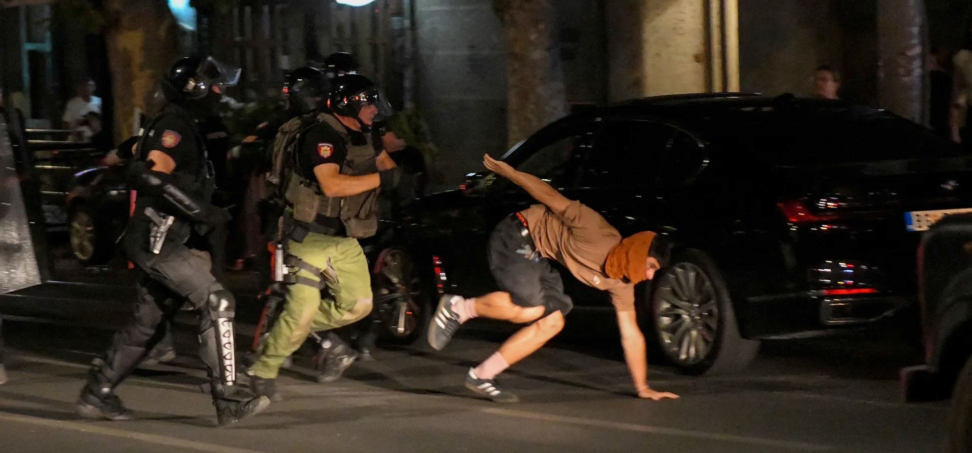 Agentes de las fuerzas del orden intentan detener a un hombre durante los bloqueos de carreteras organizados por estudiantes y manifestantes antigubernamentales que exigen elecciones anticipadas y la liberación de los manifestantes detenidos, Belgrado, Serbia. Fotografía: Amir Hamzagic/Reuters Agentes de las fuerzas del orden intentan detener a un hombre durante los bloqueos de carreteras organizados por estudiantes y manifestantes antigubernamentales que exigen elecciones anticipadas y la liberación de los manifestantes detenidos, Belgrado, Serbia. Fotografía: Amir Hamzagic/Reuters