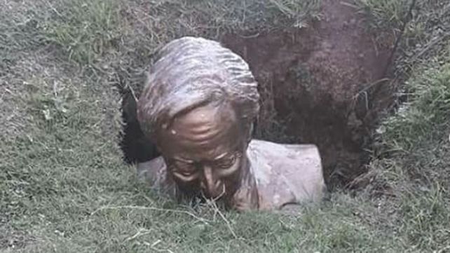 Vandalizaron y enterraron en un pozo un busto del expresidente Néstor Kirchner
