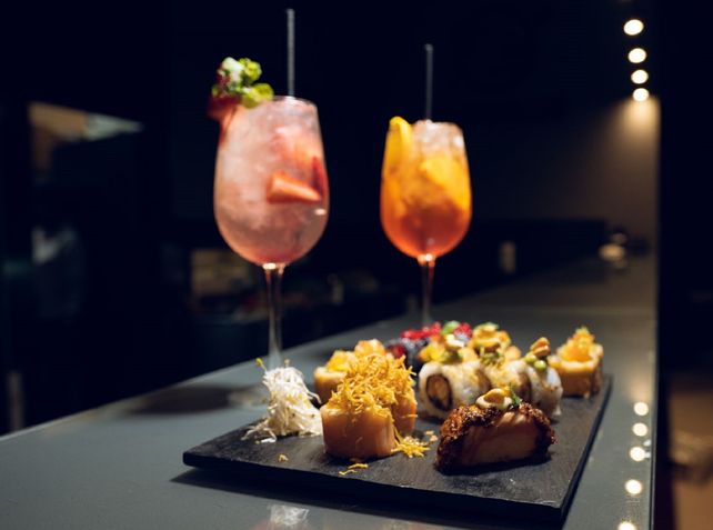 El espacio ofrece distintos menús de sushi a precio promocional durante el mediodía-