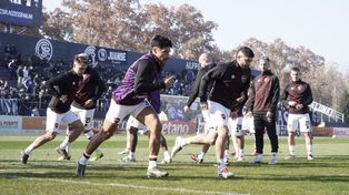Lollo y Banega encabezan uno de los trabajos precompetitivos. Para el Ogro, los más experimentados en Newells asumen sus responsabilidades.