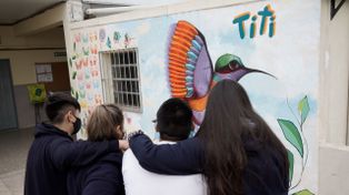 Los compañeros y las compañeras del curso de Ticiana pintaron un colibrí para recordar a la joven en el primer piso de la escuela de Camilo Aldao y Cerrito.