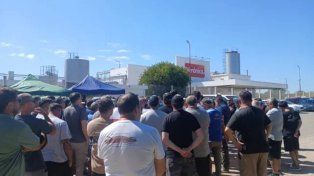 Nueva protesta frente a Lácteos Verónica en la planta de Lehmann: alertan por el riesgo de más de 700 puestos de trabajo