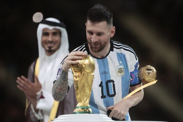 Lionel Messi. El capitán de la selección con su trofeo más preciado.