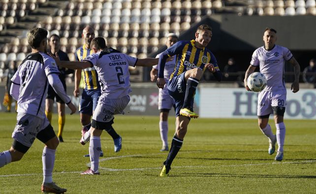Marco Ruben intenta dentro del área de Barracas, en cancha de Platense.