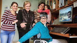 Una cuyana con parálisis cerebral y en silla de ruedas se graduó en la facultad