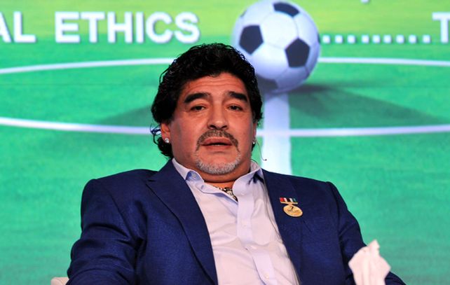 Maradona se marchó del aeropuerto internacional de Ezeiza insultando a los periodistas que lo aguardaban para consultarle sobre los motivos de su visita al país.