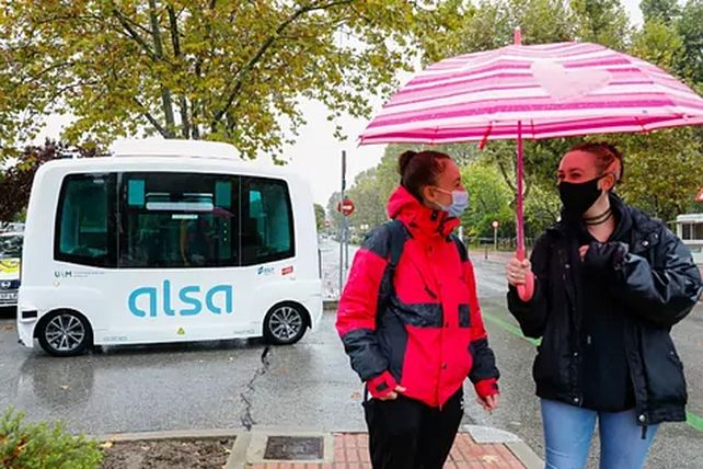 El autobús eléctrico y autónomo EZ10 circula por las calles de la Universidad Autónoma de Madrid.