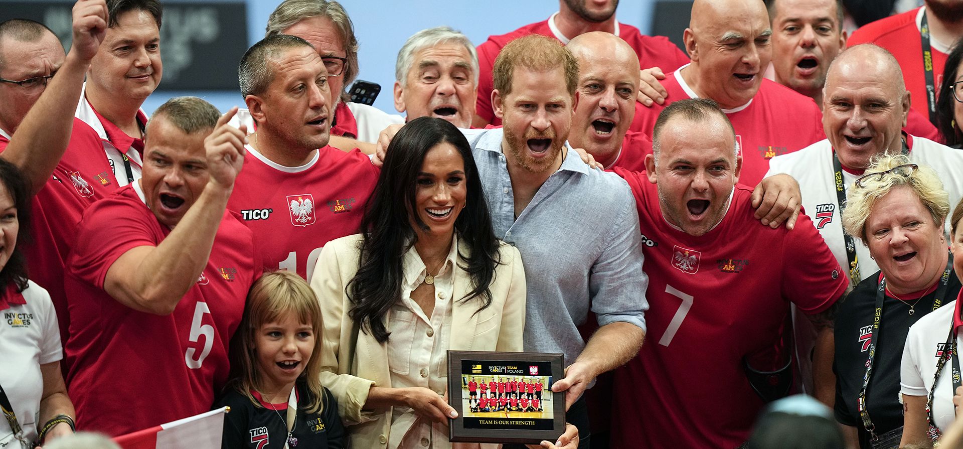 El príncipe Harry de Gran Bretaña y Meghan, el duque y la duquesa de Sussex, posan para una fotografía con el equipo de Polonia después de un partido de voleibol sentado en los Juegos Invictus en Düsseldorf, Alemania, el viernes 15 de septiembre de 2023. Harry, quien celebra su cumpleaños hoy, fundó los Juegos Invictus para ayudar a la rehabilitación de los miembros del servicio y los veteranos brindándoles el desafío de competir en eventos deportivos similares a los Juegos Paralímpicos. (Foto AP/Martin Meissner) El príncipe Harry de Gran Bretaña y Meghan, el duque y la duquesa de Sussex, posan para una fotografía con el equipo de Polonia después de un partido de voleibol sentado en los Juegos Invictus en Düsseldorf, Alemania, el viernes 15 de septiembre de 2023. Harry, quien celebra su cumpleaños hoy, fundó los Juegos Invictus para ayudar a la rehabilitación de los miembros del servicio y los veteranos brindándoles el desafío de competir en eventos deportivos similares a los Juegos Paralímpicos. (Foto AP/Martin Meissner)