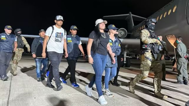 Familiares y allegados del narco ecuatoriano José Adolfo “Fito” Macías al momento de ser expulsados la madrugada de este viernes.