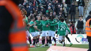 Los jugadores del Plymouth Argyle festejan el gol que les terminó dando la clasificación en la FA Cup.