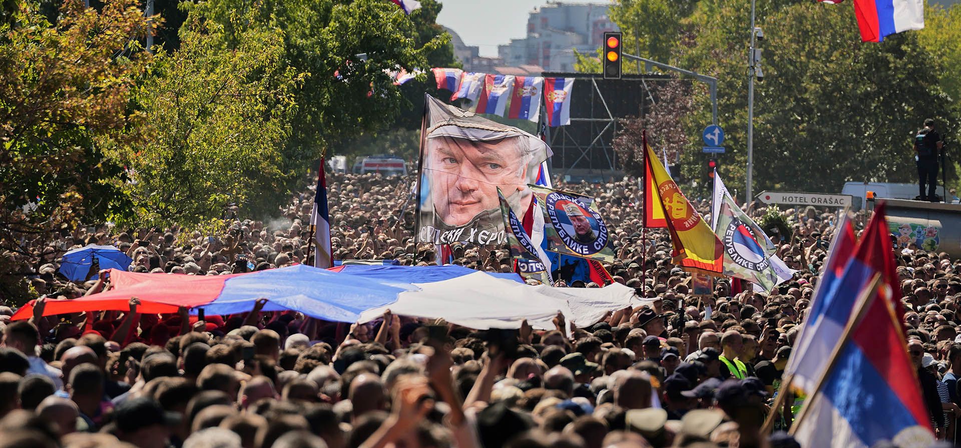 Personas reunidas para la procesión fúnebre ondean una bandera con la imagen del excomandante del ejército serbobosnio Ratko Mladic, quien falleció la semana pasada mientras cumplía cadena perpetua por genocidio y otras atrocidades cometidas durante la guerra en Bosnia, en Belgrado, Serbia, el lunes 7 de septiembre de 2026. (Foto AP/Darko Vojinovic) Personas reunidas para la procesión fúnebre ondean una bandera con la imagen del excomandante del ejército serbobosnio Ratko Mladic, quien falleció la semana pasada mientras cumplía cadena perpetua por genocidio y otras atrocidades cometidas durante la guerra en Bosnia, en Belgrado, Serbia, el lunes 7 de septiembre de 2026. (Foto AP/Darko Vojinovic)
