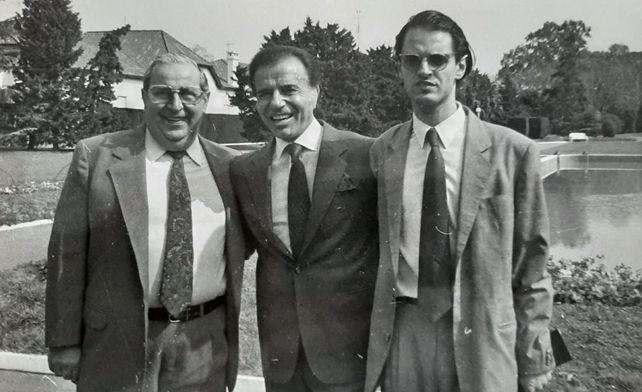 El entonces presidente Carlos Menem junto a os periodistas rosarinos Evaristo Monti y Daniel Leñini en la quinta de Olivos.