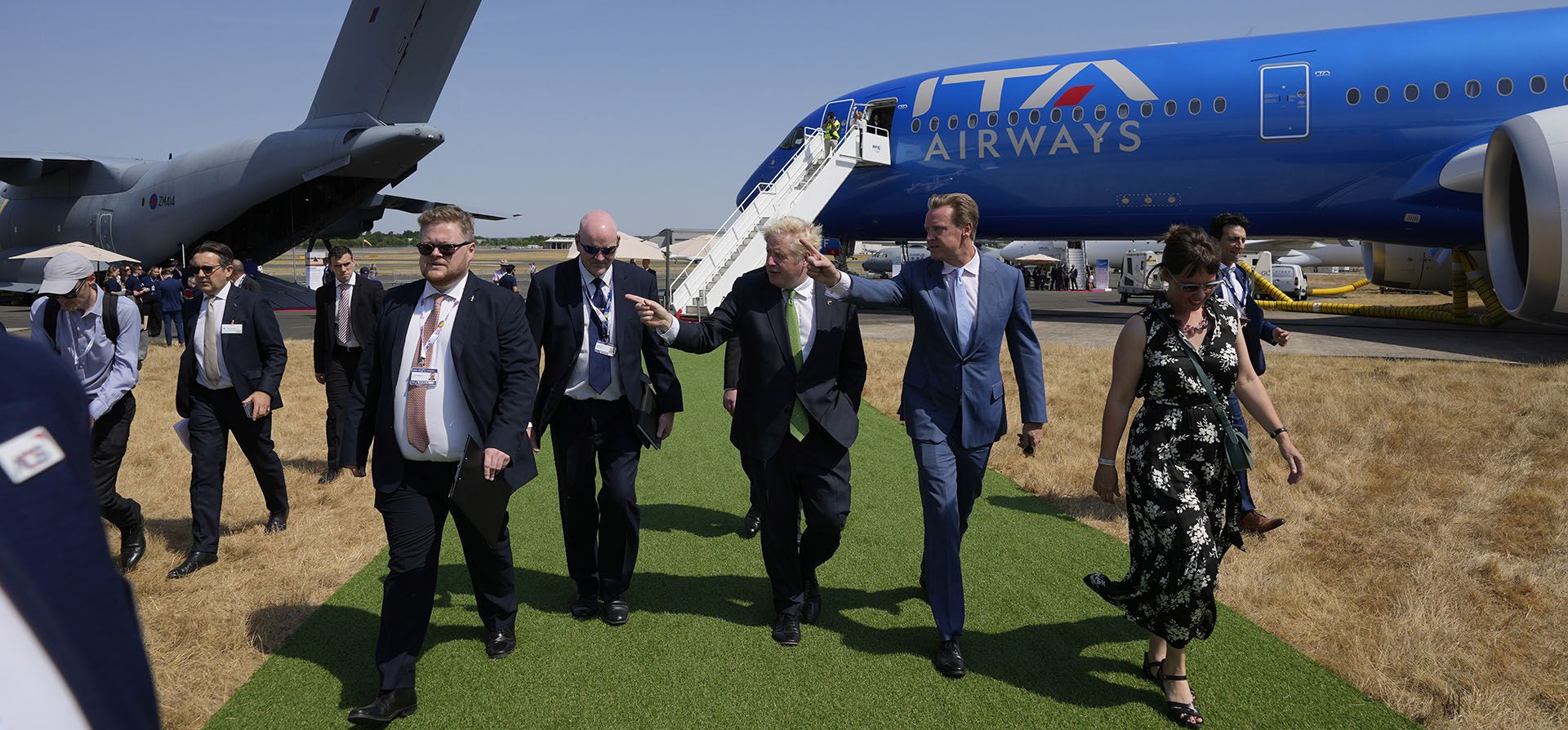 El primer ministro británico, Boris Johnson, camina durante una visita al Salón Aeronáutico Internacional de Farnborough en Farnborough, Inglaterra, el lunes 18 de julio de 2022.