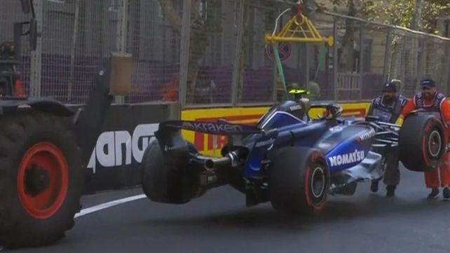 Colapinto es rescatado por el personal de Williams tras el choque que sufrió en las pruebas de este viernes.