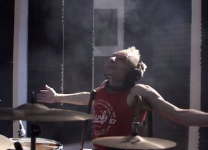 Es baterista, tiene una lesión medular pero cumplió su sueño de tocar con Coldplay