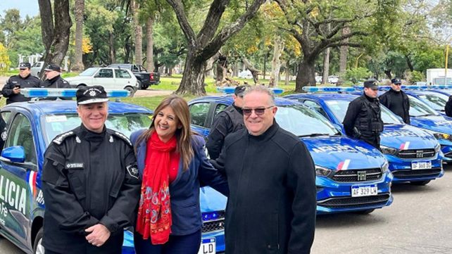 La intendenta recibió cuatro nuevos móviles policiales para las comisarías de la ciudad