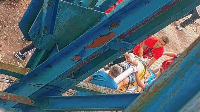 Un hincha de Gimnasia cayó desde la tribuna sufriendo heridas graves.