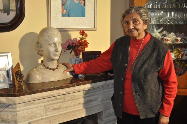 Chela en su casa con el busto de Evita. Lloré tanto cuando la vinieron a buscar para llevarla al Concejo