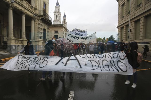 Bajo la lluvia. La manifestación tuvo su punto de partida en la esquina de Urquiza y Corrientes