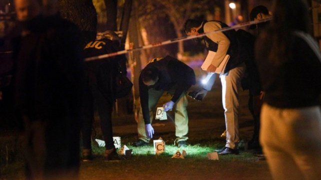Dos muertos y un herido de gravedad en otra noche violenta en Rosario