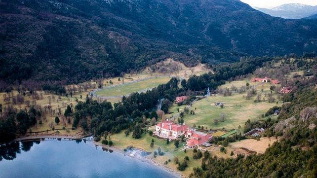 Jueces, un fiscal, un ministro porteño, empresarios periodísticos y un exintegrante de la AFI viajaron en un avión privado a Bariloche, y permanecieron unos días en la mansión del magnate británico Joe Lewis, en lago Escondido. 