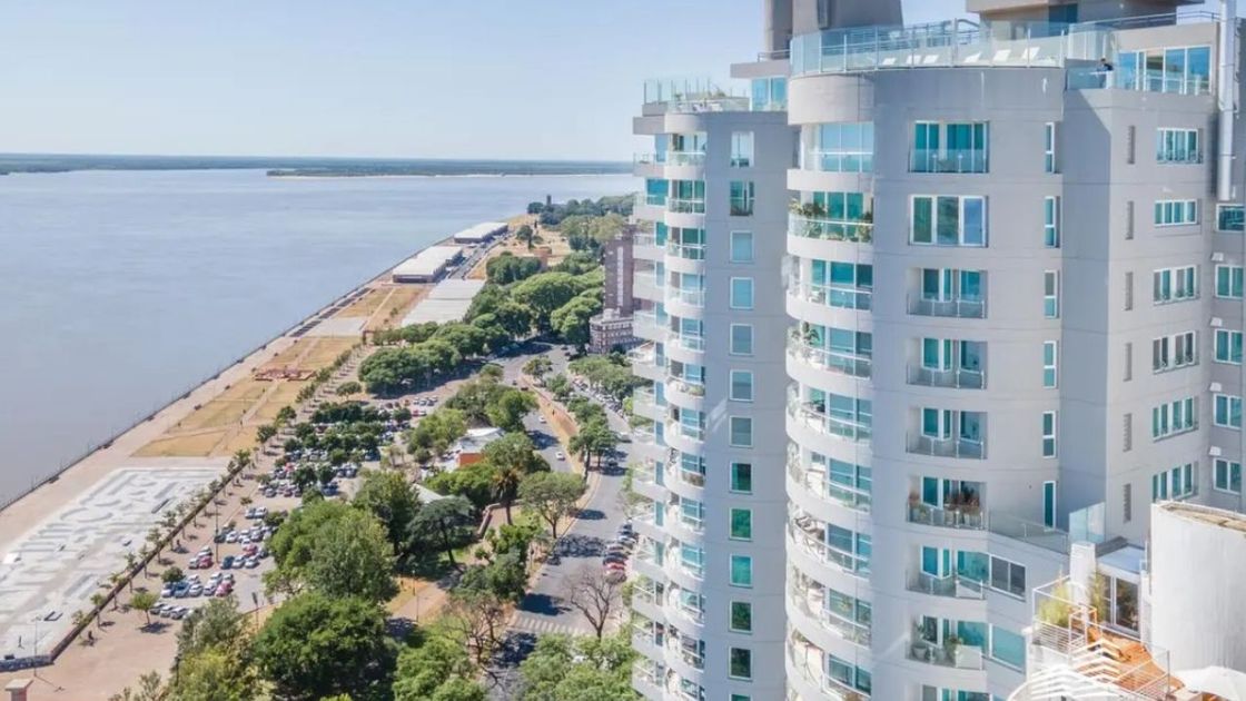 Un piso exclusivo del edificio Quinquela Plaza, frente al Paraná y al Parque España, en avenida del Huerto 1213, lidera el ranking de los diez departamentos en venta más caros de Rosario.&nbsp;