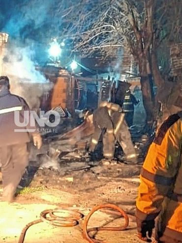 Madrugada de fuego en Santa Fe: bomberos sofocaron un incendio que destruyó cuatro casas en un pasillo de Bº Nueva Pompeya.