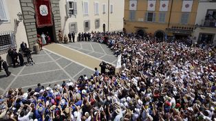 El Papa celebra el Angelus en Castel Gandolfo y conmociona a un pueblo