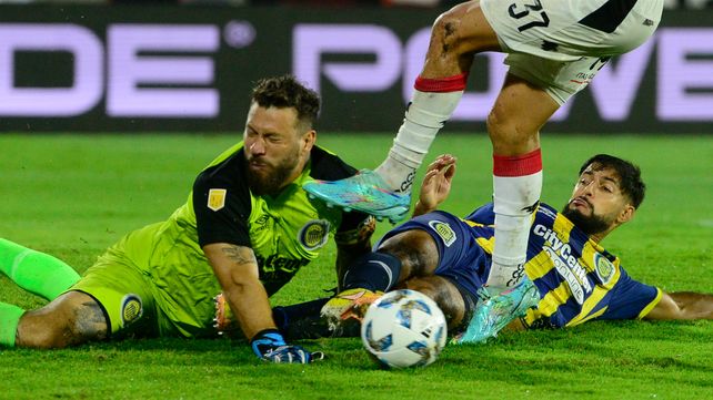 Broun y Mallo se juegan la vida ante la arremetida de Glavinovich. Central logró un envión anímico importante en el clásico.