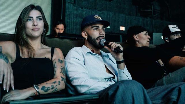 Corinne junto al artista colombiano Manuel Turizio, que se encuentra en plena gira mundial con un show de alto despliegue