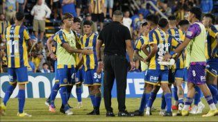 Almirón habla con sus jugadores una vez consumada la derrota. A Central se le viene una semana movidita.
